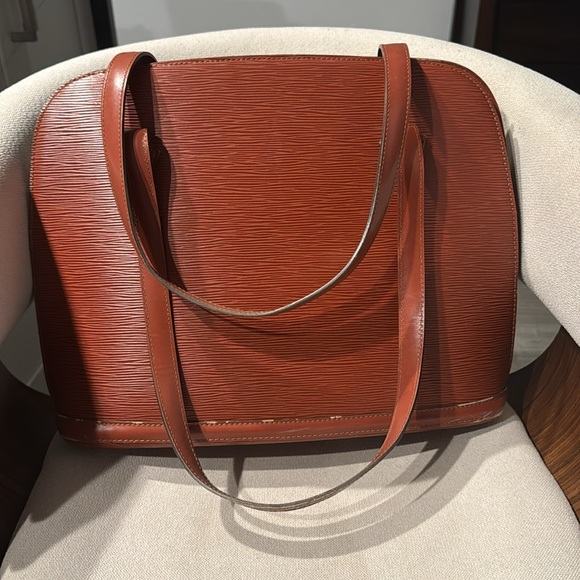 ON SALE‼️‼️‼️. Louis Vuitton Brown Epi Shoulder Bag🔥 Great big size. - Picture 2 of 11